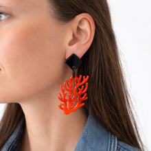 Laden Sie das Bild in den Galerie-Viewer, UNDERWATER LOVE EARRING KORALLE - HORN FACTORY