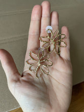 Laden Sie das Bild in den Galerie-Viewer, FLOWER Studs Gold

