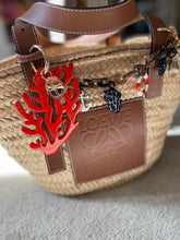 Laden Sie das Bild in den Galerie-Viewer, CORAL CHARM
