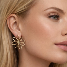 Laden Sie das Bild in den Galerie-Viewer, FLOWER Studs Gold
