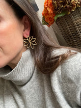 Laden Sie das Bild in den Galerie-Viewer, FLOWER Studs Gold
