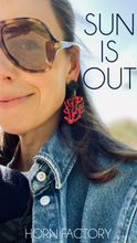 Laden Sie das Bild in den Galerie-Viewer, UNDERWATER LOVE EARRING KORALLE
